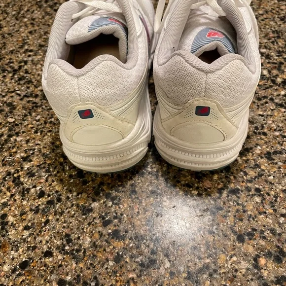 New Balance White leather sneakers. Size 8.5. - Picture 4 of 5